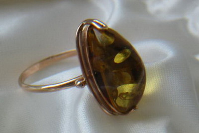 Оригинальное кольцо из розового винтажного золота 14к с янтарем vrab027