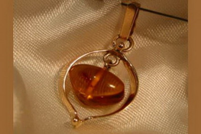 "Oryginalny Bursztynowy Medalion Vintage z 14k Różowego Złota" vpab005