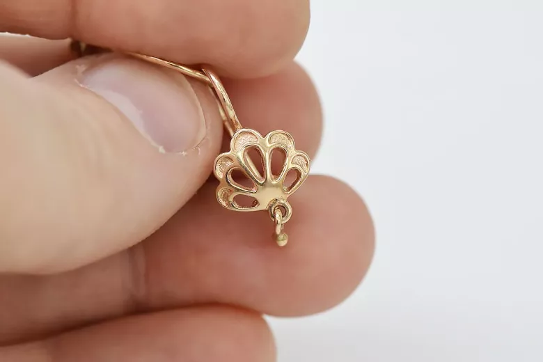 "Elegantes Aretes de Oro Rosa Antiguo de 14k en Forma de Hoja" ven136